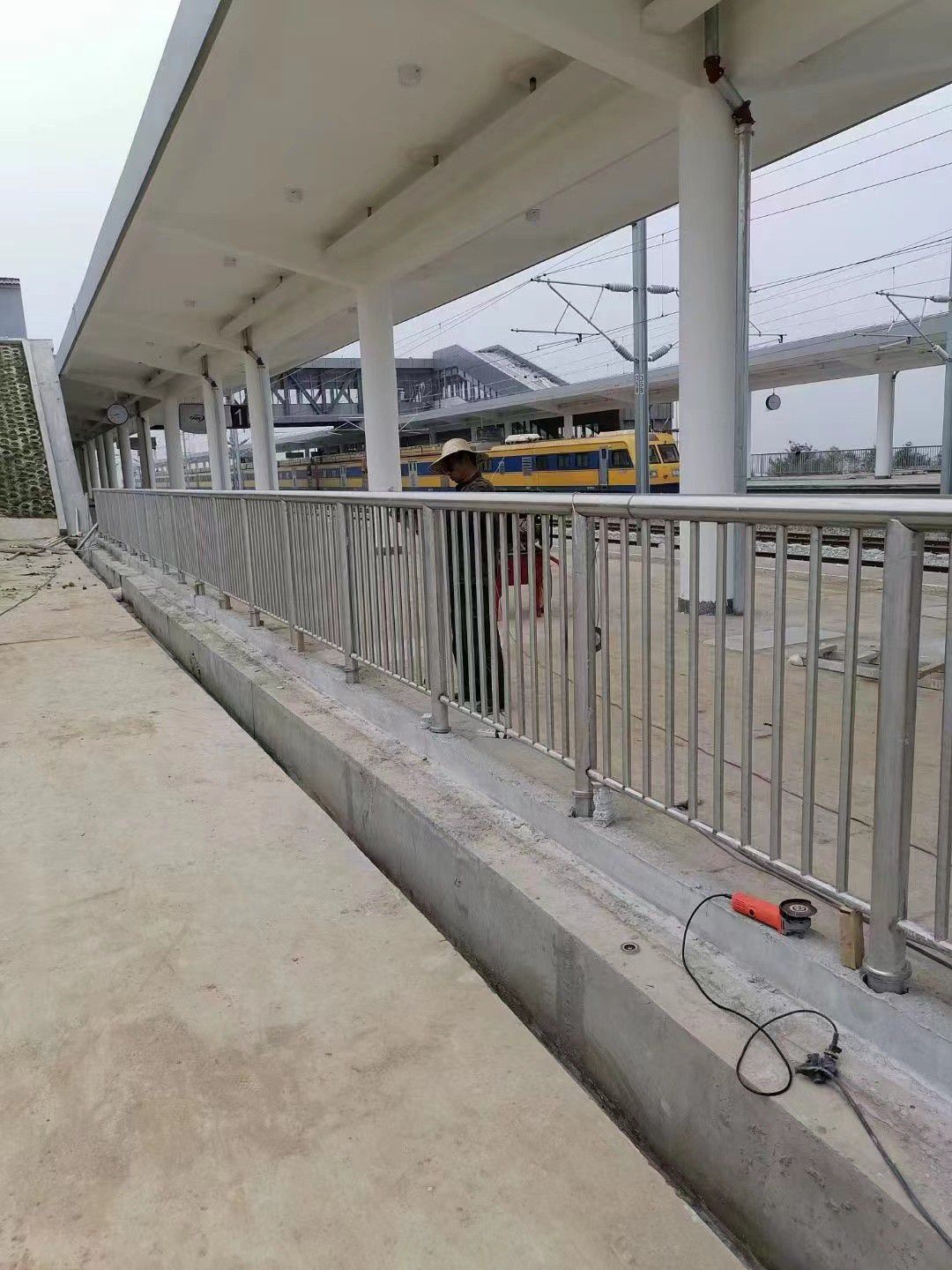 不銹鋼復(fù)合管護(hù)欄